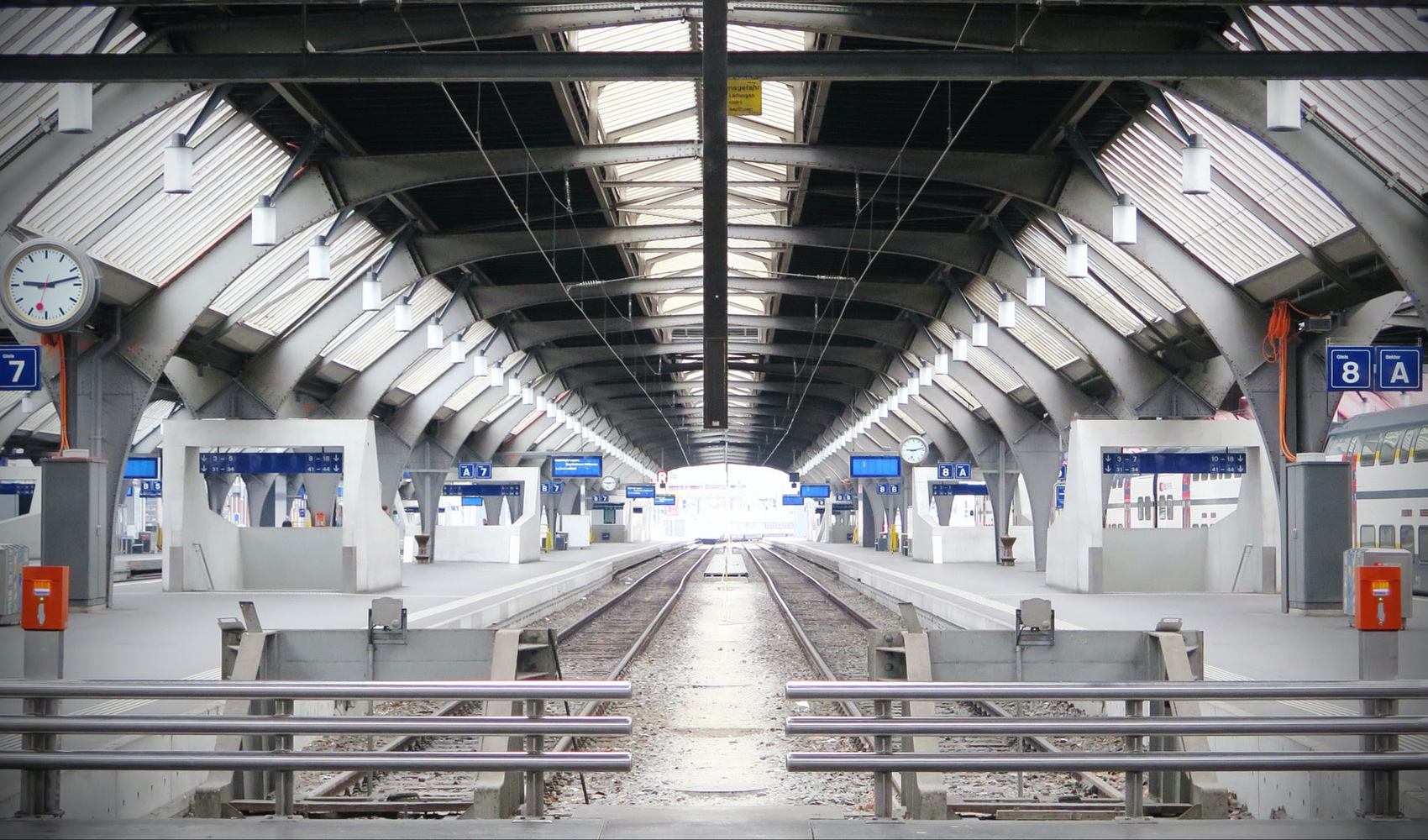 Bahnhof Zürich, zwei Perrons, kurz vor 09 Uhr, menschenleer